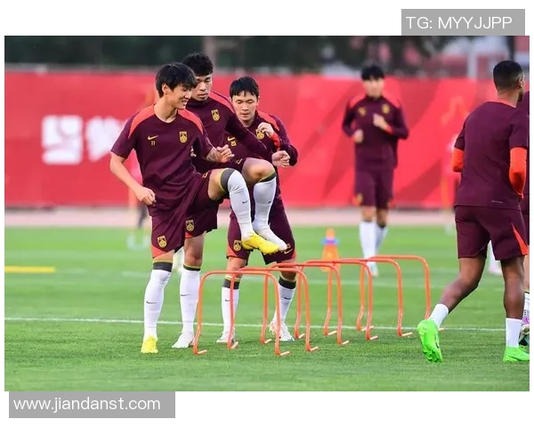 足球场上的璀璨星光踢足球明星相片展现运动员风采与激情