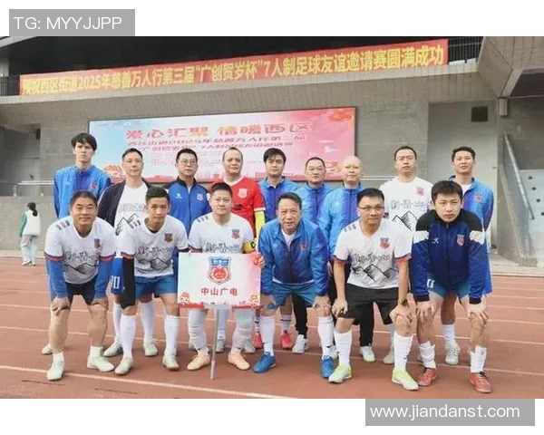 52位足球明星同框合影展现绿茵传奇瞬间与友谊的力量 52位足球明星同框合影展现绿茵传奇瞬间与友谊的力量