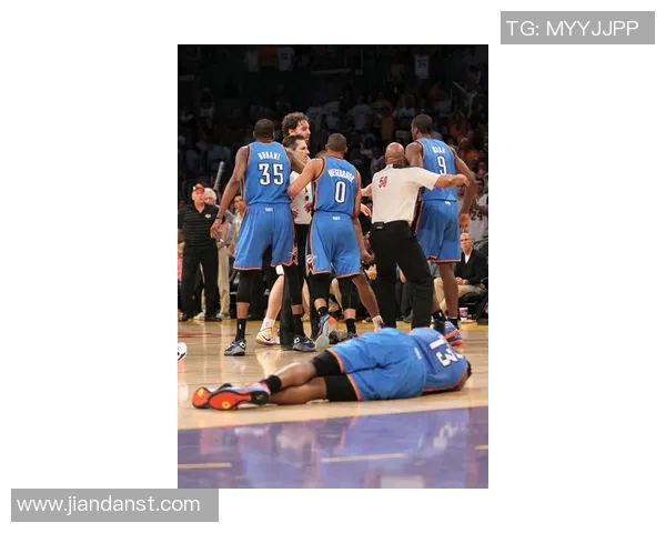 哈登与足球明星同框合影展现跨界友谊与运动魅力